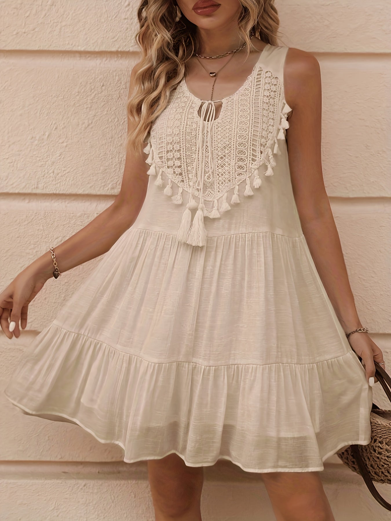 Léna – Robe Plissée à Col Noué avec Franges