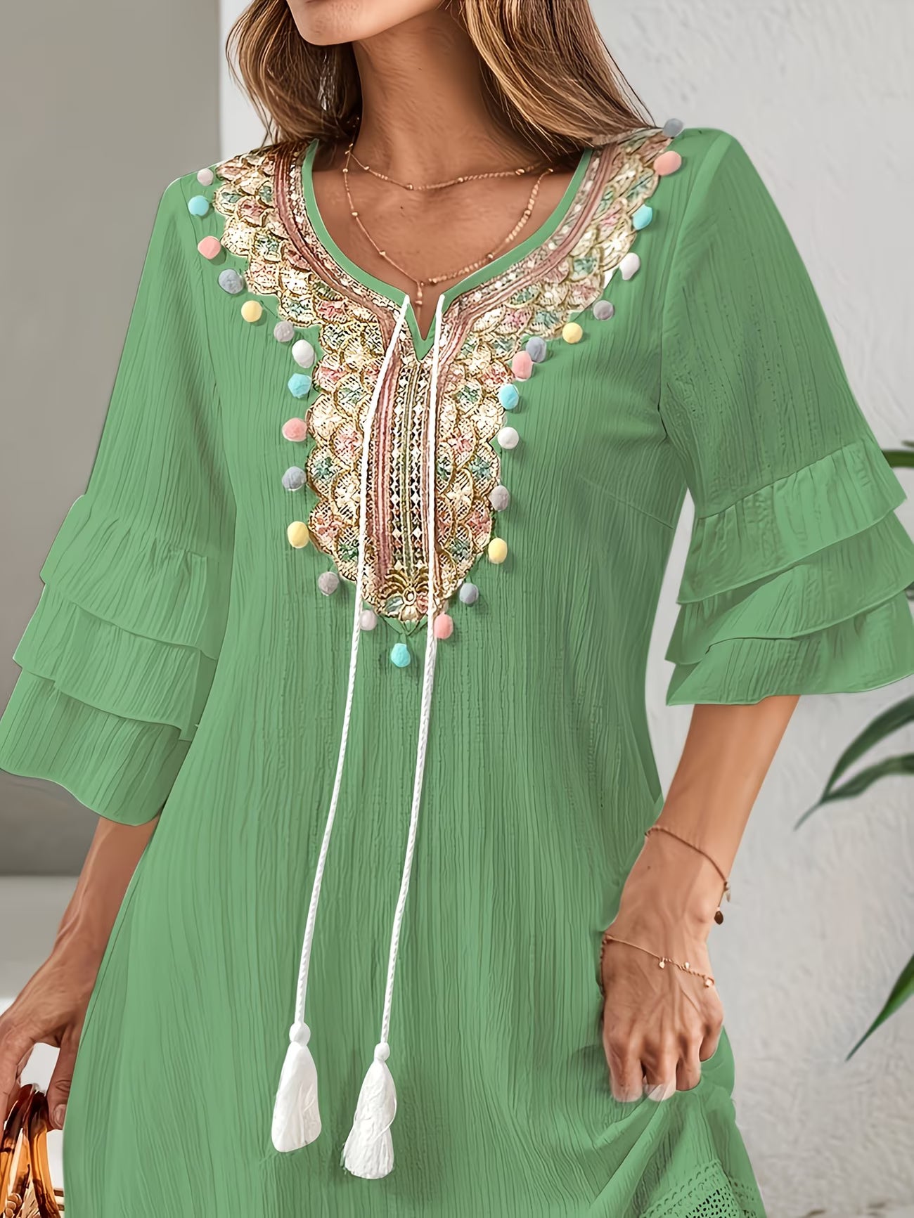 Robe Zarah à col en V avec franges – manches à volants et jupe évasée