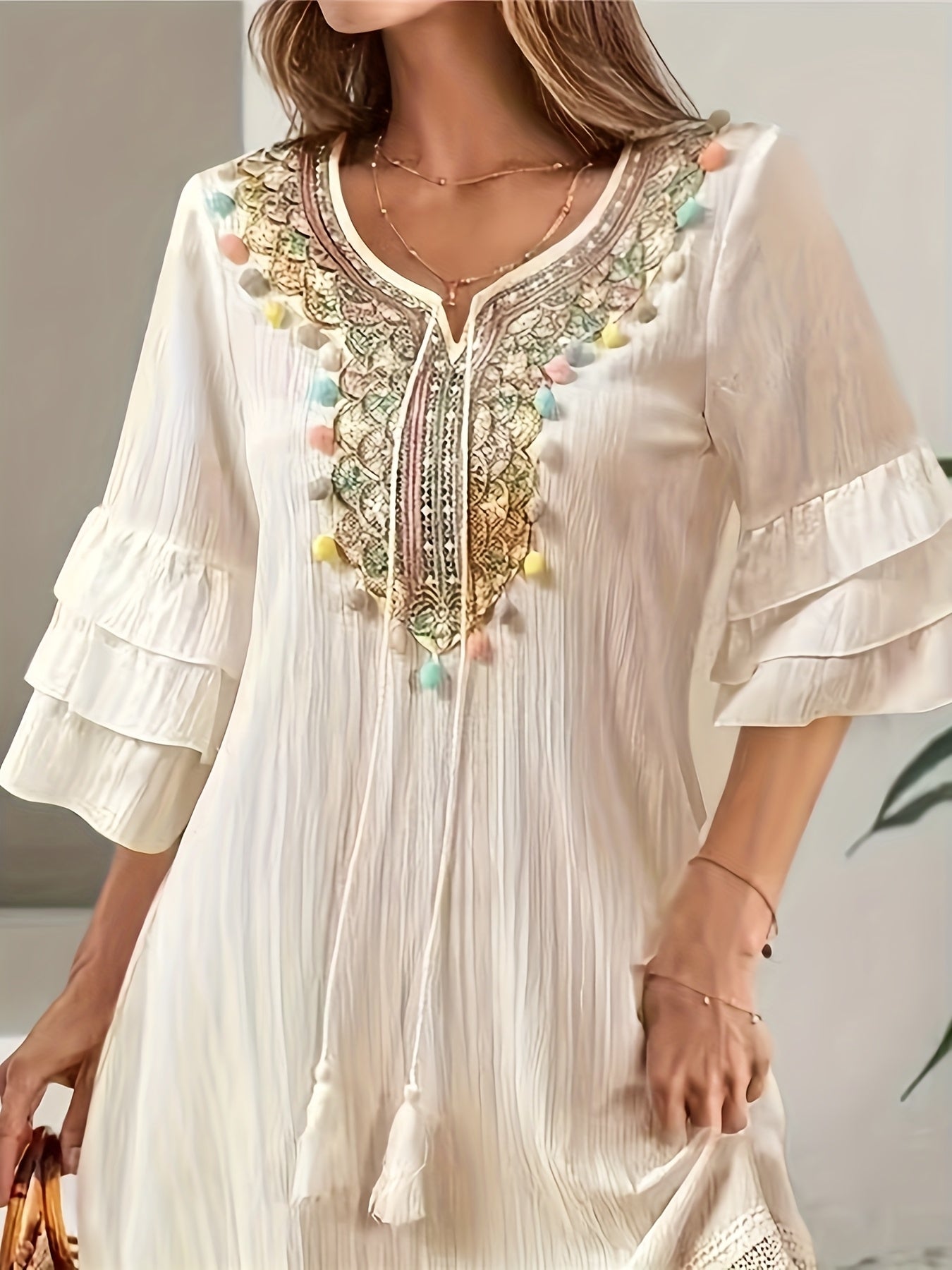 Robe Zarah à col en V avec franges – manches à volants et jupe évasée