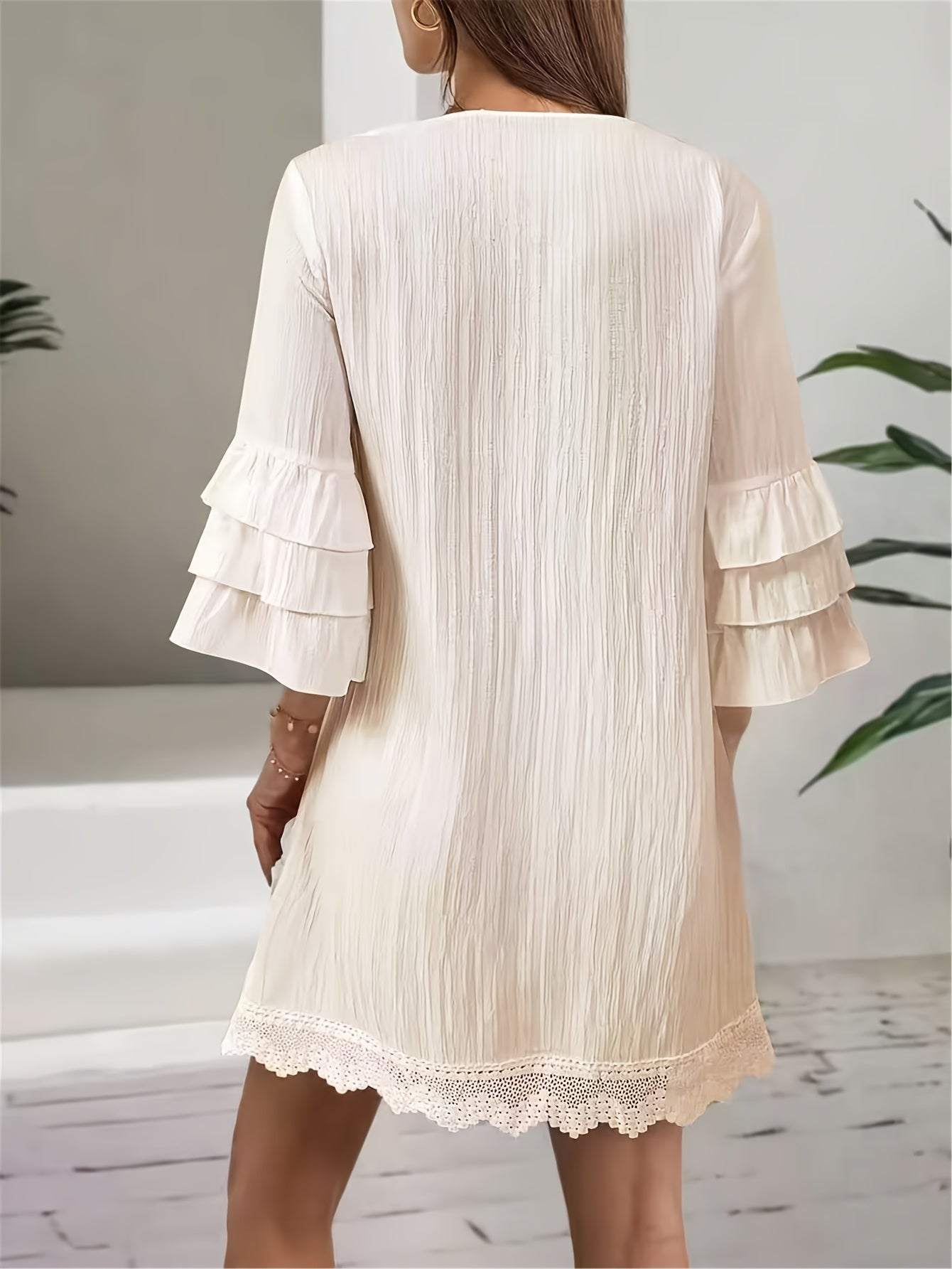 Robe Zarah à col en V avec franges – manches à volants et jupe évasée