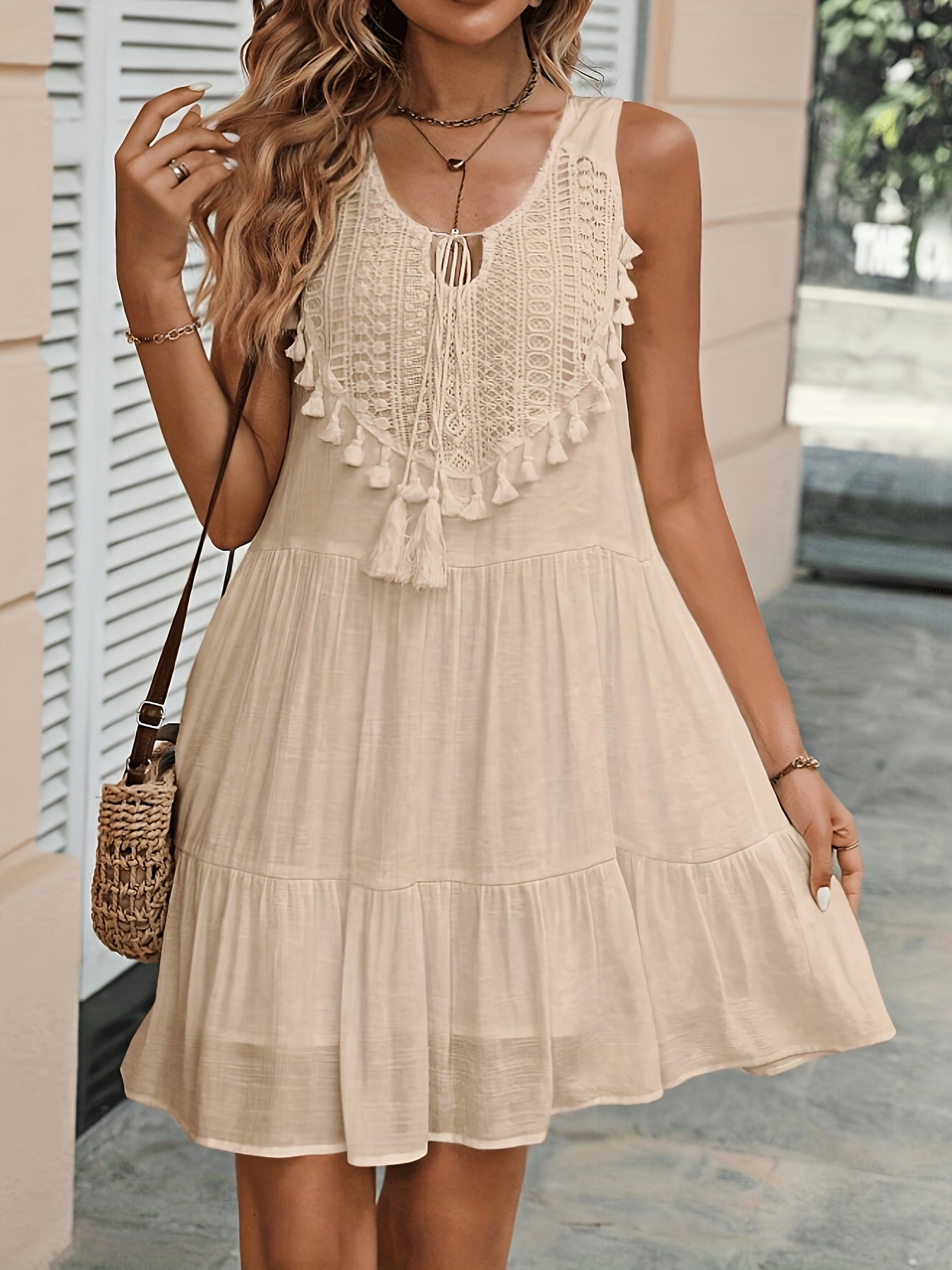 Léna – Robe Plissée à Col Noué avec Franges