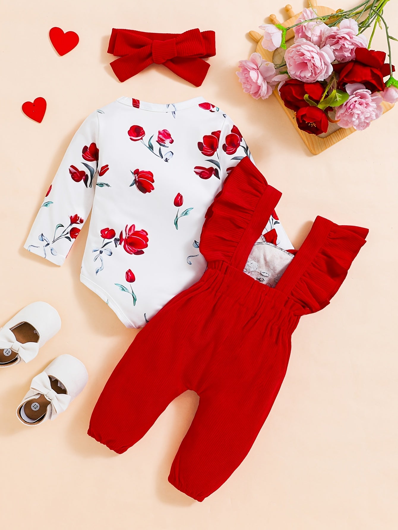 Ensemble bébé fille 3 pièces : body fleuri, salopette velours et foulard