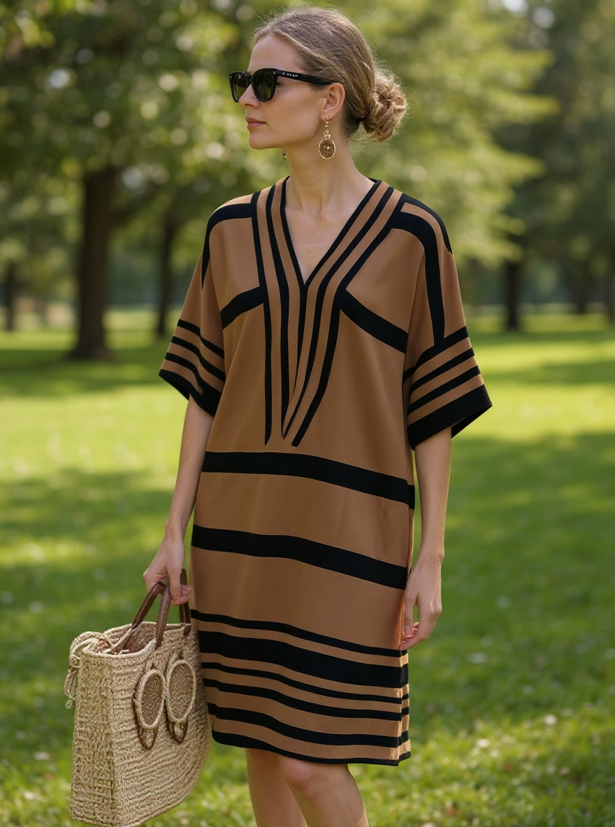 Chloé Robe d’Été Décontractée à Col V – Légère et Rayée