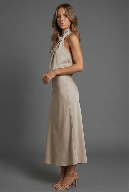 Élégance en satin à col licou pour toutes les occasions