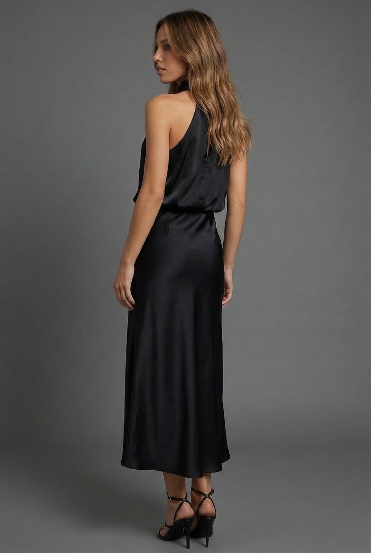 Élégance en satin à col licou pour toutes les occasions