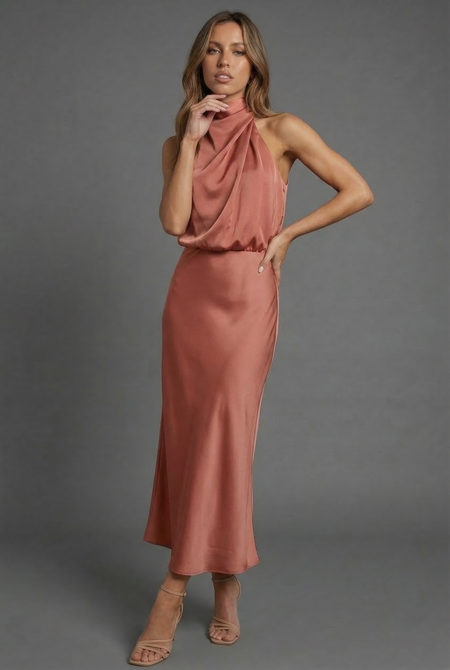 Élégance en satin à col licou pour toutes les occasions