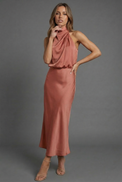Élégance en satin à col licou pour toutes les occasions